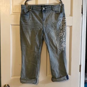 Plus size stretch capri jeans